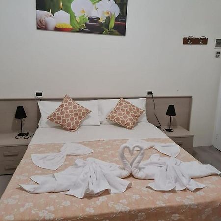 Hotel Bologna Римини Екстериор снимка