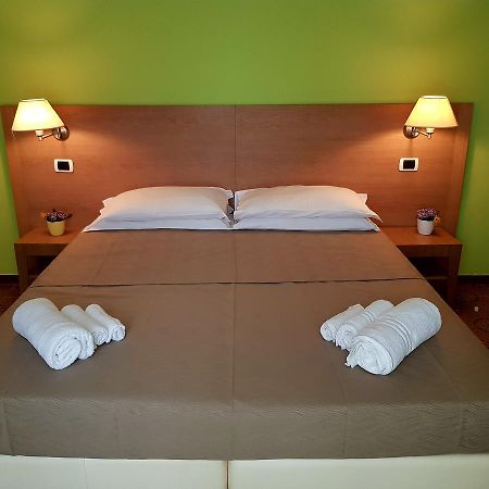 Hotel Bologna Римини Екстериор снимка