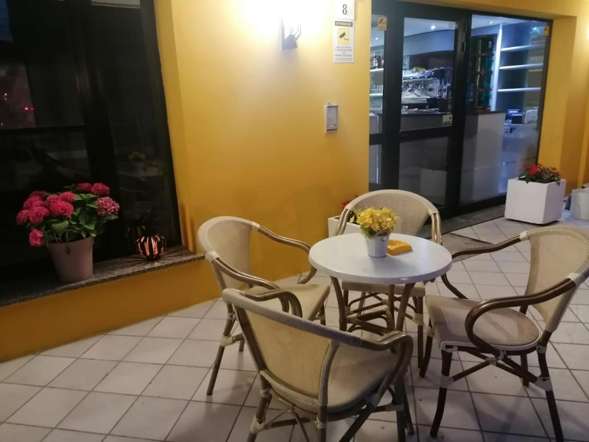 Hotel Bologna Римини Екстериор снимка