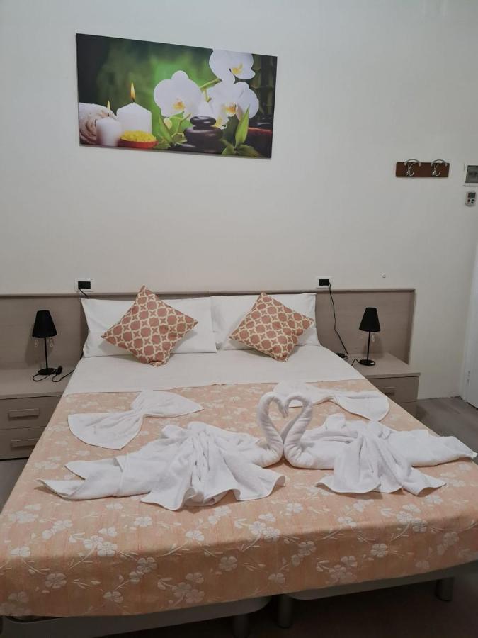 Hotel Bologna Римини Екстериор снимка