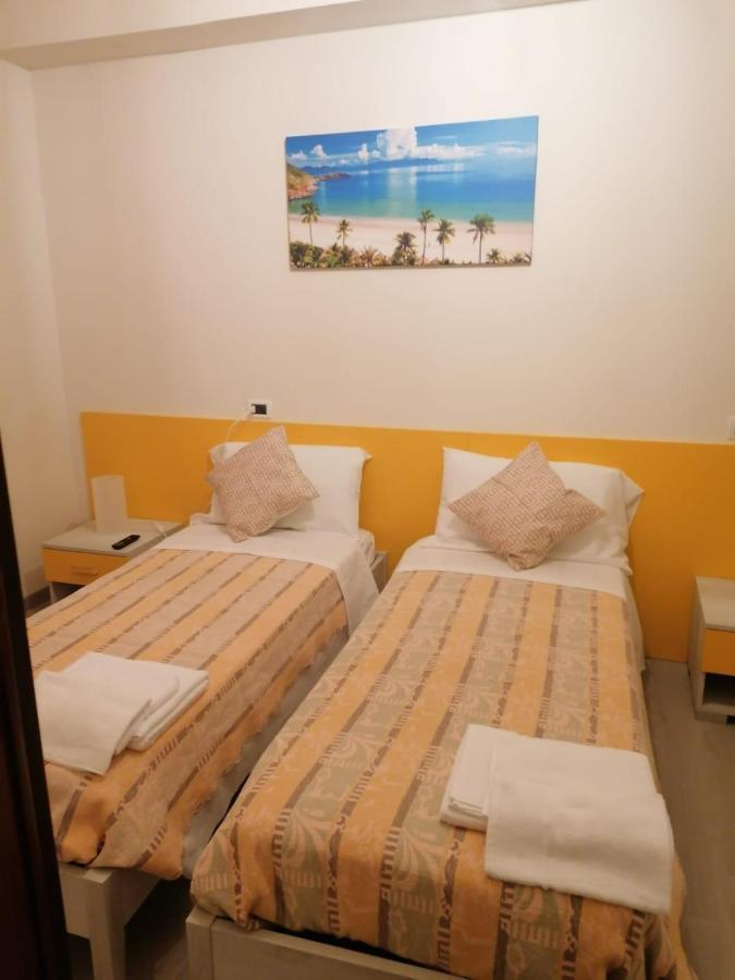 Hotel Bologna Римини Екстериор снимка