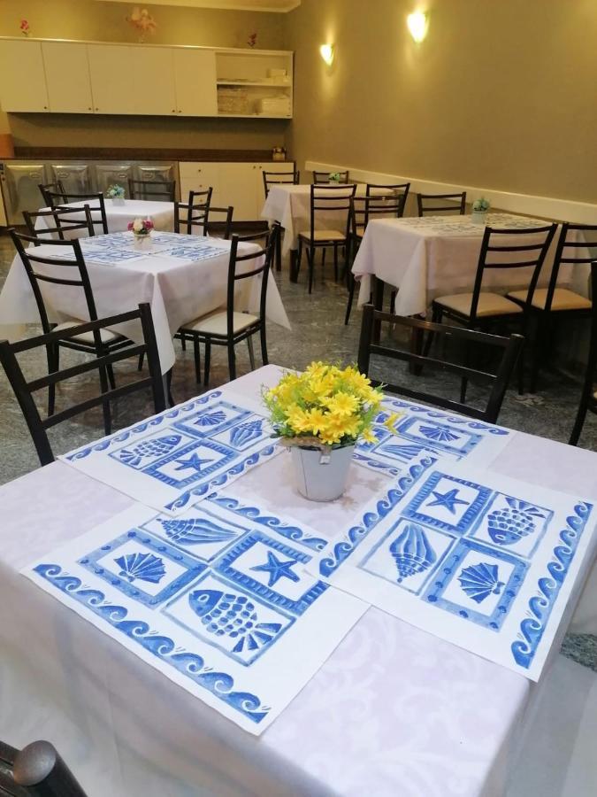 Hotel Bologna Римини Екстериор снимка