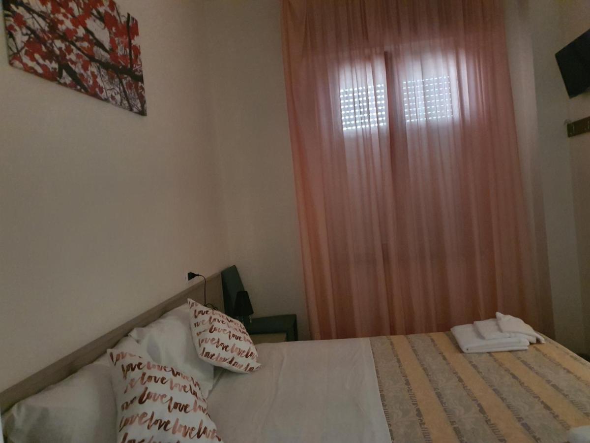Hotel Bologna Римини Екстериор снимка