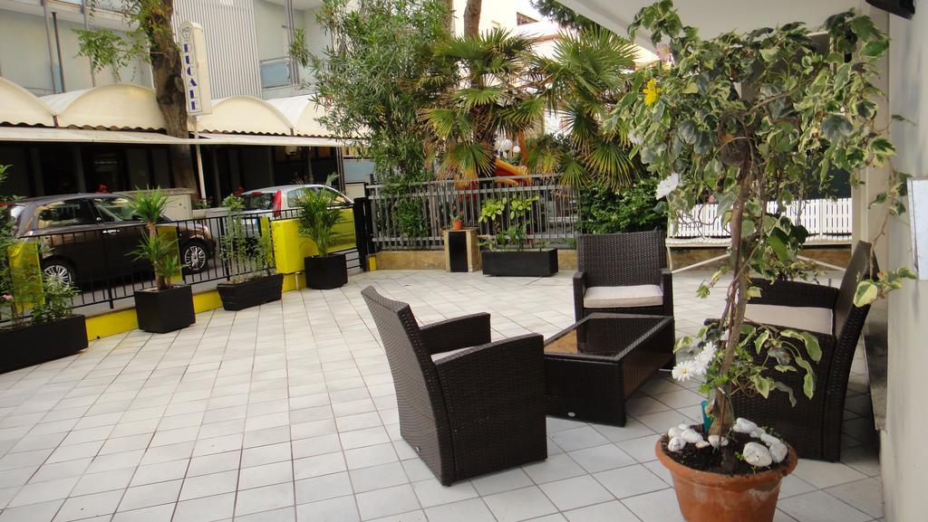 Hotel Bologna Римини Екстериор снимка