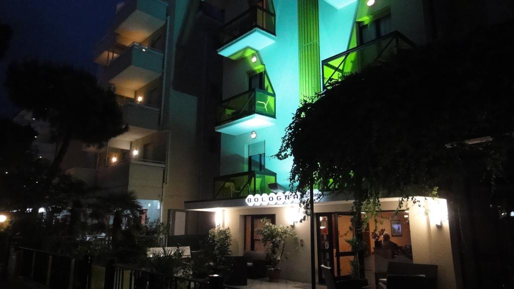 Hotel Bologna Римини Екстериор снимка