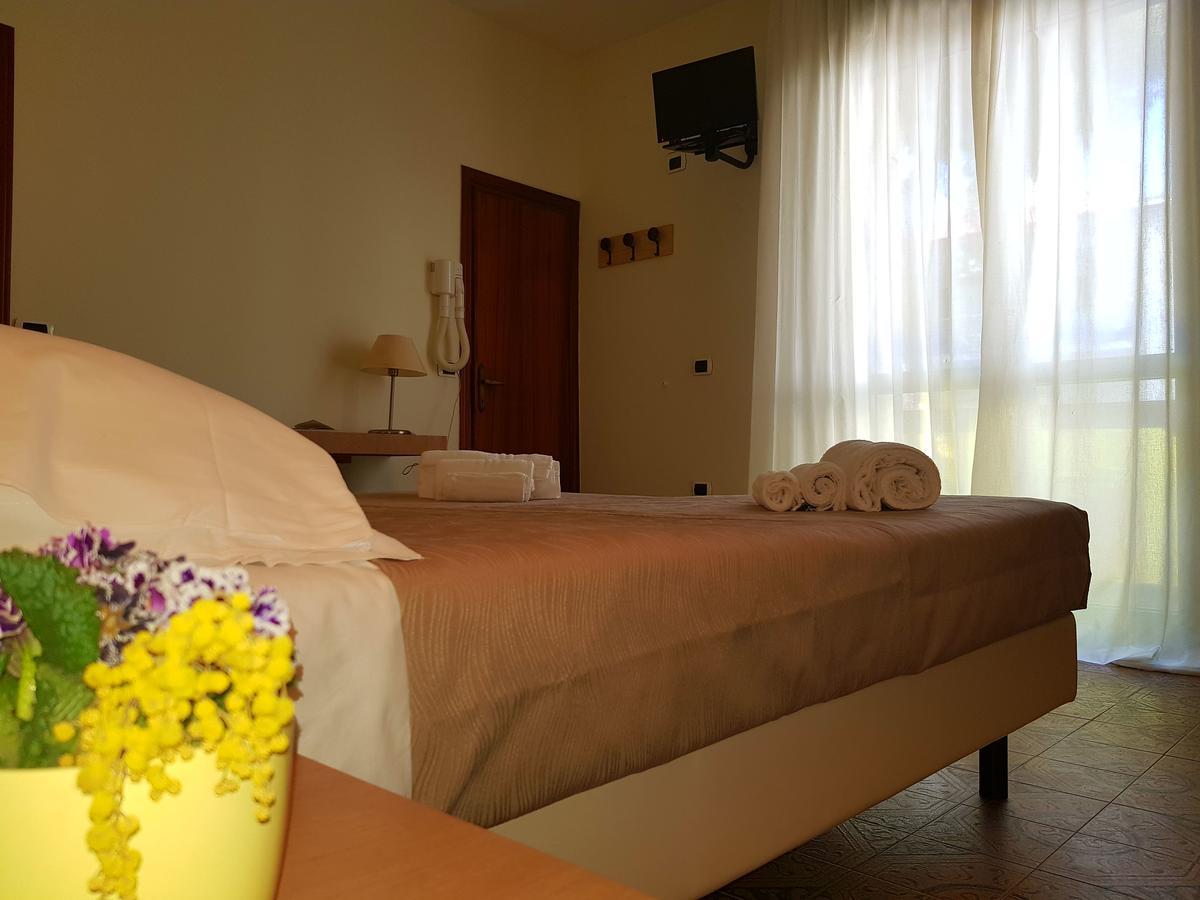 Hotel Bologna Римини Екстериор снимка