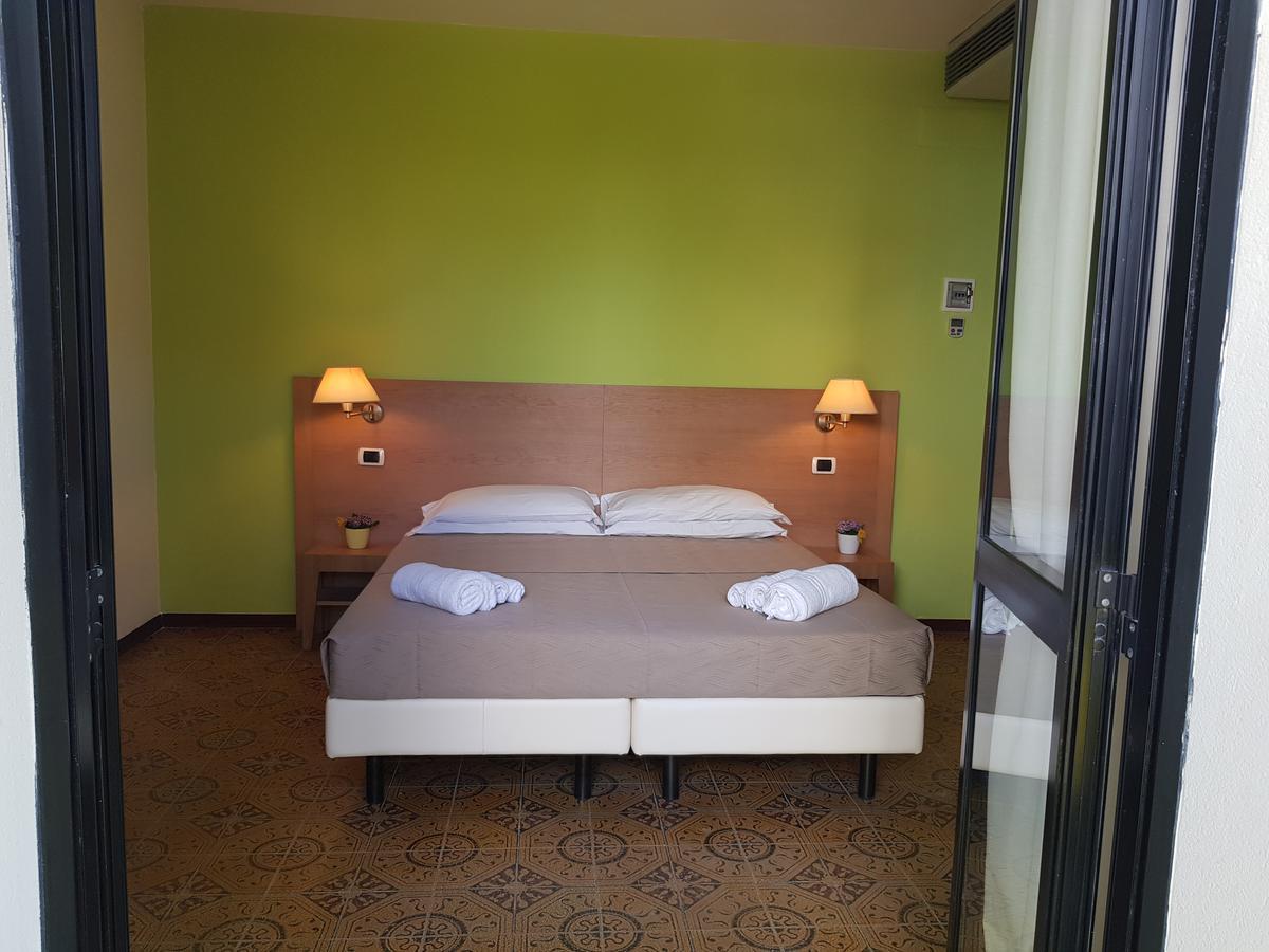 Hotel Bologna Римини Екстериор снимка